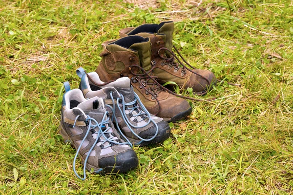 Dirty wandelschoenen op nat gras — Stockfoto