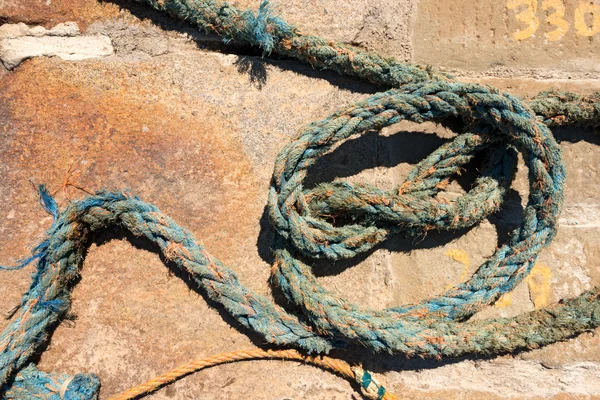 Cuerda náutica envejecida en un muelle — Foto de Stock