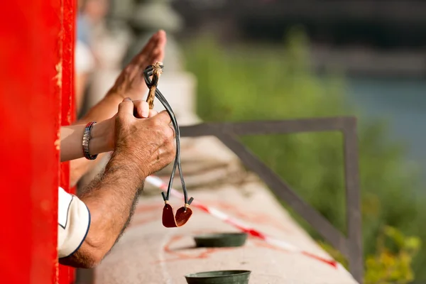 Ensinando as crianças a atirar em um Slingshot — Fotografia de Stock