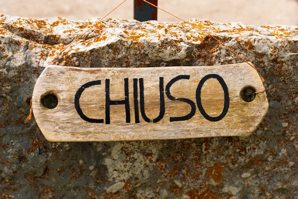Chiuso - zamknięty znak w języku włoskim — Zdjęcie stockowe