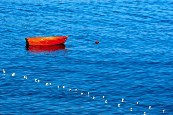 Barco de linha vermelha amarrado a bóia — Fotografia de Stock