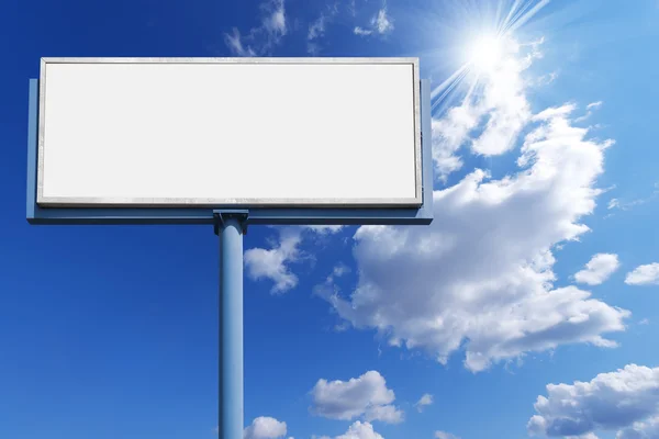 Cartelera en blanco contra un cielo azul — Foto de Stock