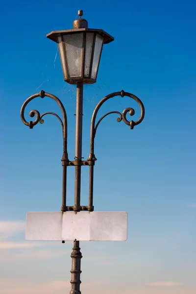 Poste de lámpara vintage con letrero vacío — Foto de Stock