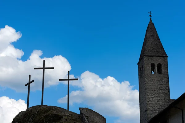 Kors och kyrkliga siluett mot himlen — Stockfoto