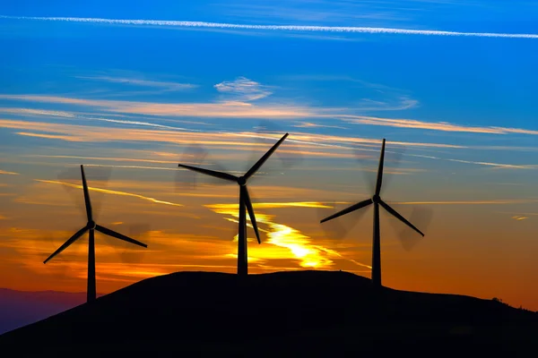 Siluety větrných turbín při západu slunce — Stock fotografie