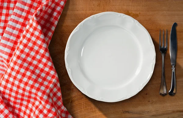 White Plate and Cutlery - Table and Tablecloth — Stock Photo, Image