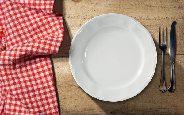 Placa blanca y cubiertos - Mesa y mantel — Foto de Stock