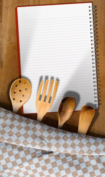 Utensílios de cozinha em mesa de madeira com caderno — Fotografia de Stock