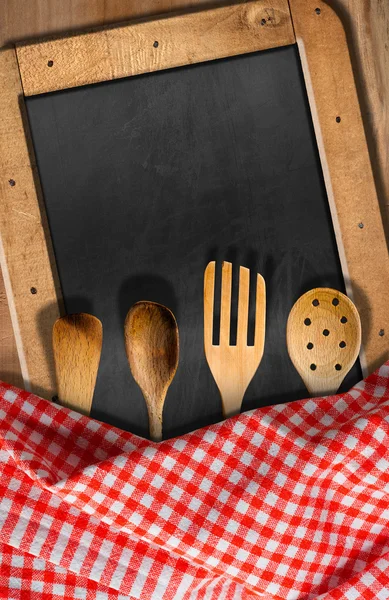 Blackboard vazio com utensílios de cozinha — Fotografia de Stock