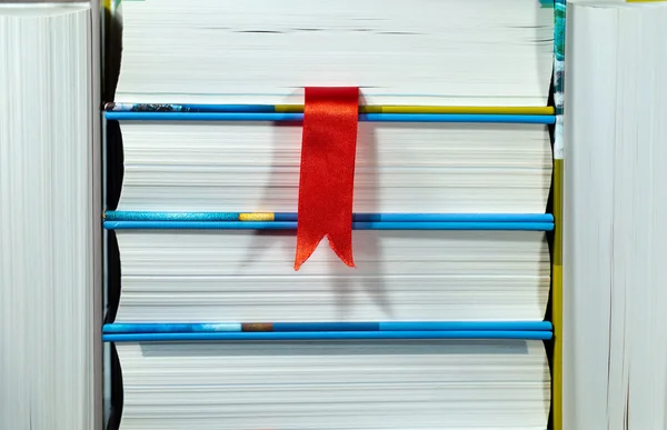 Libros con Marcador Rojo — Foto de Stock