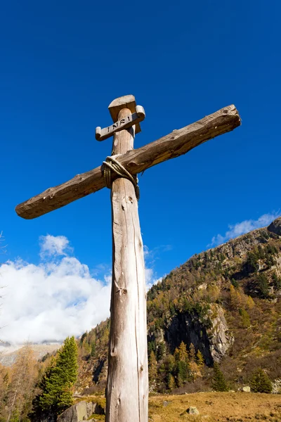 木制的十字架-意大利阿尔卑斯山 — 图库照片