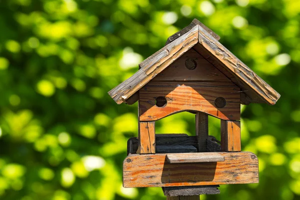 Oude Birdhouse op groene achtergrond — Stockfoto