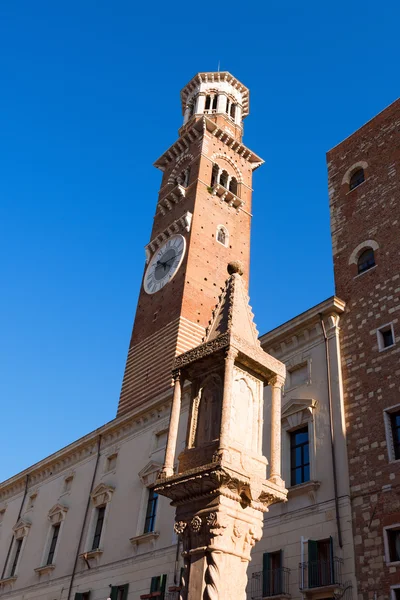 Lamberti Tower v Piazza Erbe - Itálie — Stock fotografie