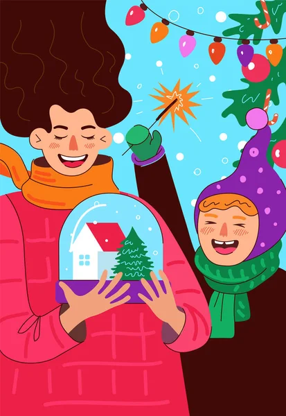 Mutlu anne-kız ya da oğul yeni yılı ve mutlu noelleri kutluyor. Gülen bir ebeveyn, elinde ev, ladin ve neşeli bir çocuk maytapıyla kar küresi tutuyor. Kış aile tatili posteri — Stok Vektör