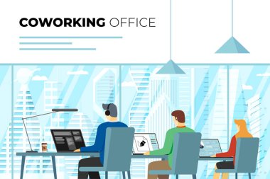 Ortak çalışma merkezi, serbest çalışanlarla birlikte açık uzay ofisi. Profesyonel bir iş arkadaşı. Çalışma alanında dizüstü bilgisayarları olan programcı, tasarımcı ve yönetici. Pencerenin dışında modern şehir gökdelenleri. Eps