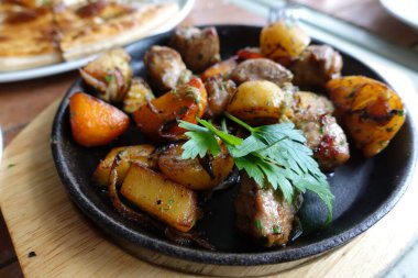 Fırında patates ve taze otlar.