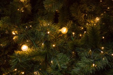 Büyük ve küçük ışıklandırmalı soyut Noel ağacı. Yeşil ve sarı desen.