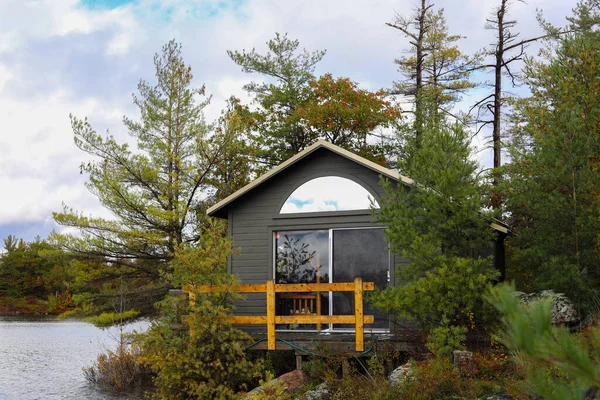 Maison Sur Lac Heure Automne Journée Ensoleillée — Photo