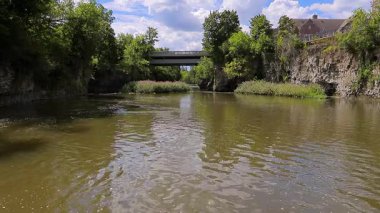 Fergus şehrindeki Grand River. Eski güzel taş evleri ve antik köprüleri olan popüler bir turist kasabası. Turist mıknatısı. Bulutlu gökyüzü ile güneşli bir yaz günü. Fergus Ontario, Kanada