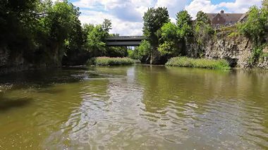 Fergus şehrindeki Grand River. Eski güzel taş evleri ve antik köprüleri olan popüler bir turist kasabası. Turist mıknatısı. Bulutlu gökyüzü ile güneşli bir yaz günü. Fergus Ontario, Kanada