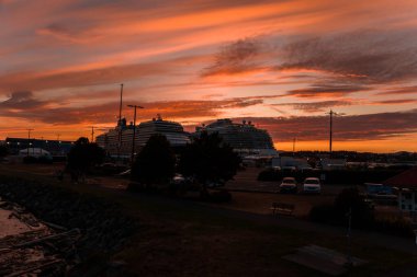 Salish Sea limanına yanaşan yolcu gemisi Victoria Limanı, Britanya Kolumbiyası, Kanada 'da güzel bulutları olan akşam gökyüzüne yanaştı.