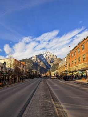 Banff 'ın arka planında Cascade Mountain olan Banff Bulvarı, güneşli bir kış gününde tatil köyü ve popüler bir turizm merkezidir. Kanada Kayalıkları. Banff, Kanada