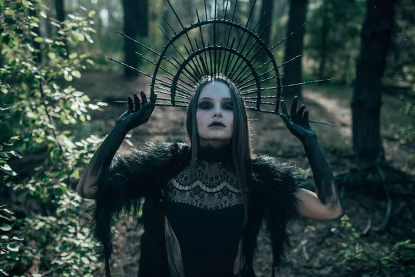 Cadı Suretindeki Genç Kadın Ormanda Siyah Elbiseli Kafasında Taçla Duruyor — Stok fotoğraf