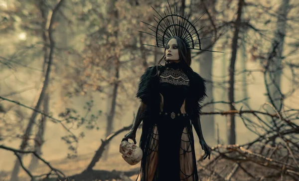 Cadı Suretinde Genç Bir Kadın Sisli Ormanda Elinde Insan Kafatasıyla — Stok fotoğraf