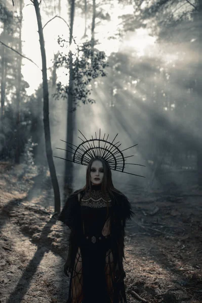 Cadı Suretindeki Genç Kadın Kafasında Siyah Bir Elbise Taç Duruyor — Stok fotoğraf