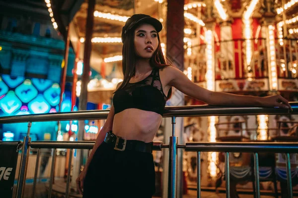 Jeune Femme Asiatique Pose Soutien Gorge Casquette Dans Ville Nuit — Photo