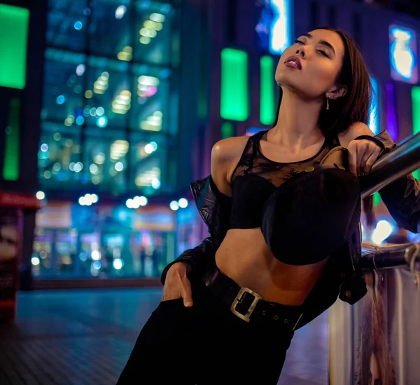 Młoda Azji Kobieta Pozuje Biustonosz Nocy Miasto Tle Światła — Zdjęcie stockowe