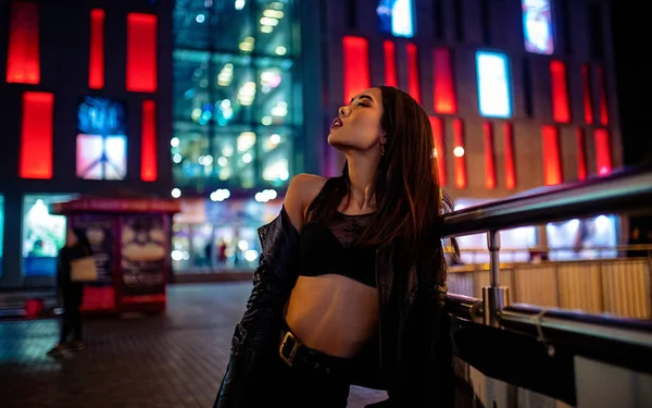 Jovem Ásia Mulher Poses Sutiã Noite Cidade Contra Luzes Fundo — Fotografia de Stock