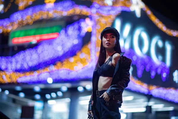 Молодая Азиатская Женщина Позирует Лифчике Кепке Куртке Ночном Городе Фоне — стоковое фото