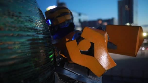 乌克兰第聂伯鲁 2020年8月2日 来自同名电影公司的机器人变压器大黄蜂站在街上 黑暗中在夜市的背景下发光 — 图库视频影像