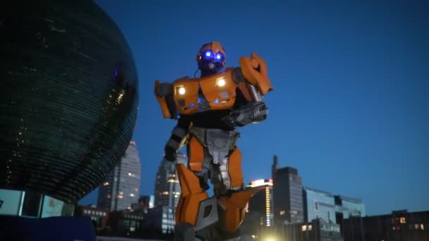 Dnipro Ucrania Agosto 2020 Transformador Robot Bumblebee Película Homónima Camina — Vídeos de Stock