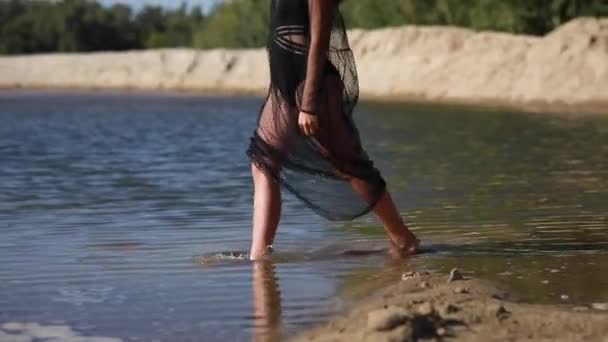 Vrouw Zwarte Transparante Jurk Loopt Blootsvoets Ondiep Water Het Strand — Stockvideo