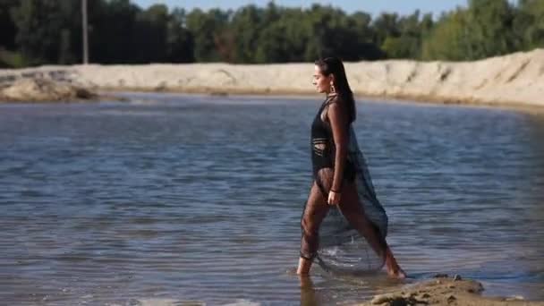 Mujer Vestido Transparente Negro Camina Descalzo Aguas Poco Profundas Playa — Vídeos de Stock