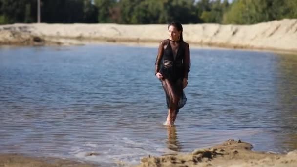 Mujer Vestida Negro Transparente Camina Descalza Sobre Aguas Poco Profundas — Vídeos de Stock