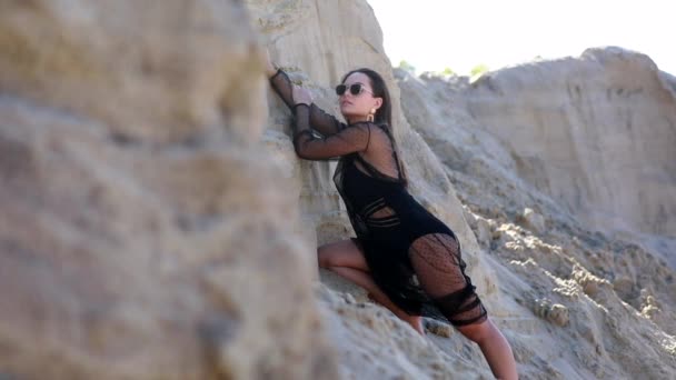 Hübsche Frau Schwarzen Transparenten Kleid Posiert Sandschlucht — Stockvideo