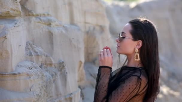 Hübsche Frau Schwarzem Transparentem Kleid Und Sonnenbrille Posiert Einer Sandschlucht — Stockvideo