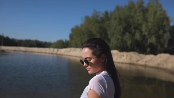 Hübsche Frau Posiert Mit Sonnenbrille Sandstrand Wasser — Stockvideo