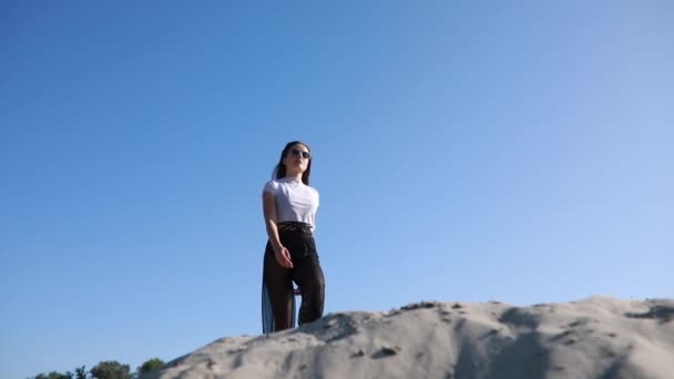 Mujer Bonita Gafas Sol Pantalones Transparentes Camina Sobre Arena Desierto — Vídeos de Stock