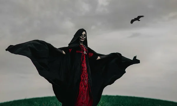 Genç Bir Kadın Cadılar Bayramı Ölüm Kostümü Içinde Kara Gökyüzüne — Stok fotoğraf