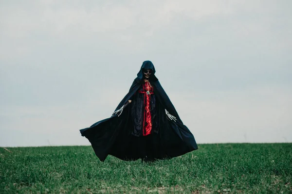 Genç Bir Kadın Cadılar Bayramı Kostümü Içinde Arka Plandaki Gökyüzüne — Stok fotoğraf