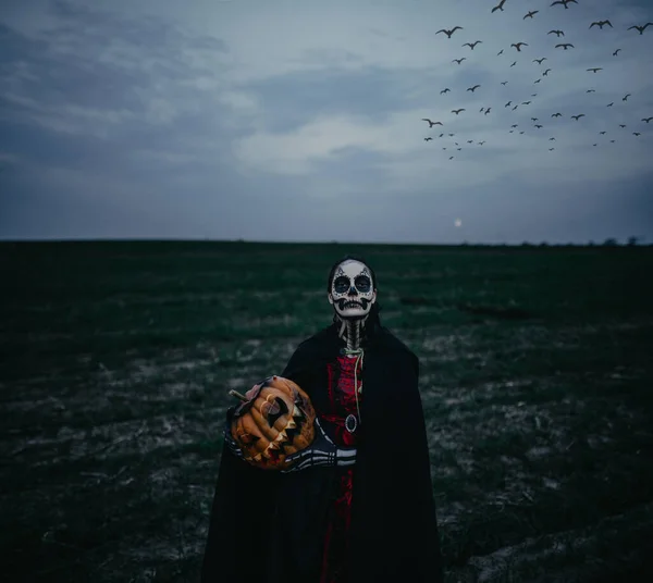 Jeune Femme Tient Parmi Champ Dans Costume Halloween Mort Avec — Photo