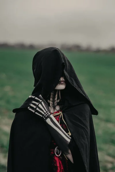 Retrato Jovem Mulher Traje Halloween Morte Com Esqueleto Pintado Seu — Fotografia de Stock