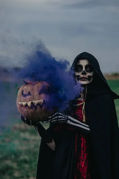 Jonge Vrouw Staat Tussen Het Veld Halloween Kostuum Van Dood — Stockfoto