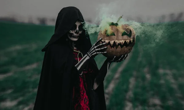 Giovane Donna Trova Tra Campo Costume Halloween Della Morte Con — Foto Stock