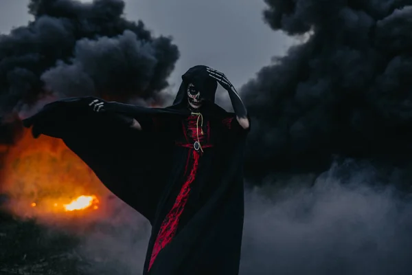 Ung Kvinna Står Fält Halloween Kostym Död Med Målade Skelett — Stockfoto