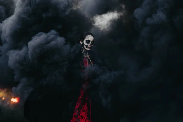 Jeune Femme Tient Costume Mort Halloween Avec Squelette Peint Sur — Photo